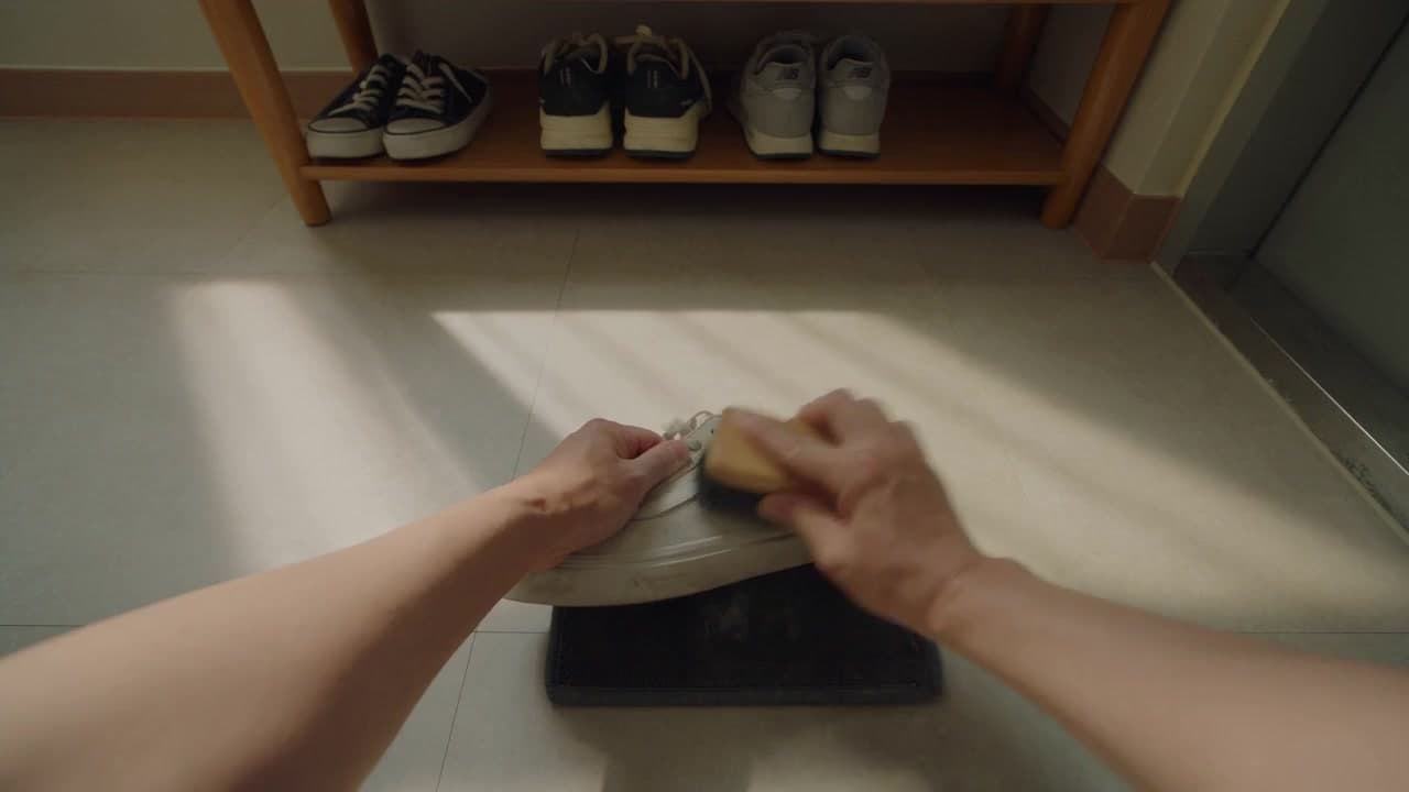 신발 여러 켤레를 닦고 정리하기
